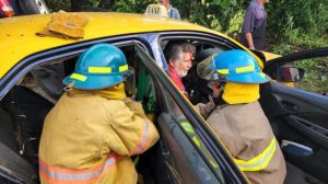 Pasajero atrapado en taxi tras un accidente en Chalatenango