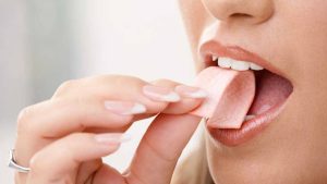 Mujer come Chicle