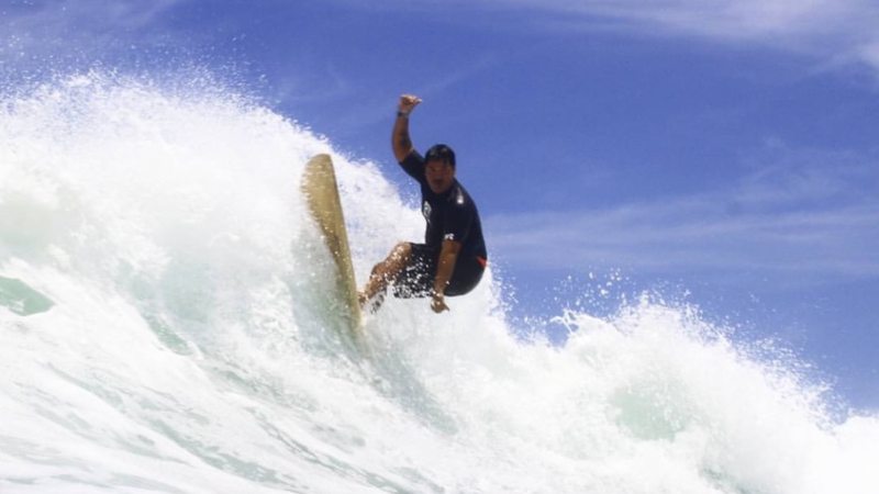Una de las mayores pasiones de Salvador Castellanos es el surf.