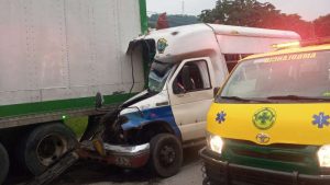 "18 personas lesionadas": Buseta se estrelló contra tráiler en carretera Los Chorros