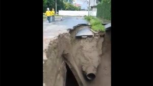 VIDEO: Habitantes alertan sobre nueva cárcava y caída de postes en residencial Brisas de San Francisco