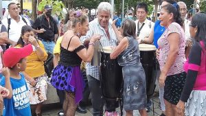 VIDEO: Yajaira y doña Cata pelean por el amor de un músico