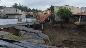 Habitantes de Brisas de San Francisco abandonan sus casas por nueva cárcava