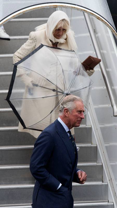 El príncipe de Gales y heredero del trono ya está con su madre. Camilla Parker lo ha acompañado. Foto: Archivo/AFP