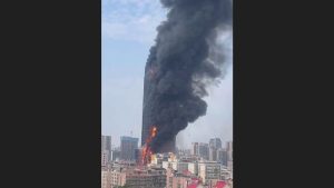 Se incendia un edificio de 200 metros de altura en China