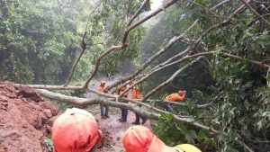 Derrumbes a raíz de las lluvias bloquearon varias carreteras