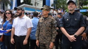 Michelle Sol, Francisco Alabi, Merino Monroy, Gustavo Villatoro, funcionarios de Bukele, desfile 15 de septiembre
