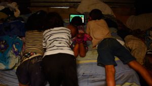 “El policía me dijo que se la llevaba por hacerle el daño". Hijos esperan a su madre detenida en régimen de excepción