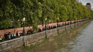 VIDEO: Cinco kilómetros de personas hacen fila para despedir a la reina Isabel II