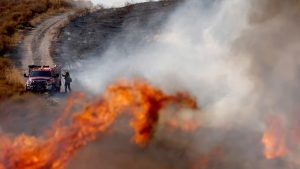 Incendio en autopista de California alcanza los 5,000 acres