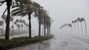 Huracán Ian golpea costas de Florida: marejadas, inundaciones y un millón de hogares sin luz