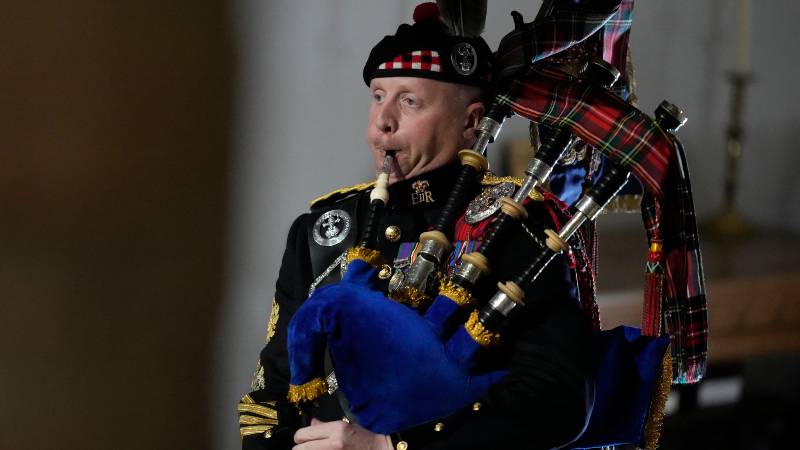 Pipe Major Paul Burns toca durante el funeral de estado de la reina Isabel II en la Abadía de Westminster. Foto/AFP