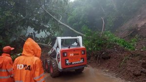Calle a Planes de Renderos desde Huizúcar obstruida por derrumbes