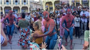 VIDEO. Un encantador “Hombre Araña” llegó a bailar al parque Libertad y se robó las miradas