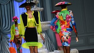 Moschino y Jeremy Scott combaten la "inflación" con mucho ingenio en Milán