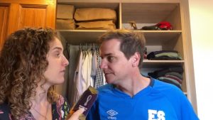 Jero Freixas está en El Salvador y recibió la camisa del FAS