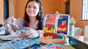 Joven en Morazán diseña protectores de celular personalizados