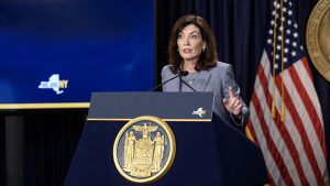 Eliminan el uso de mascarillas en el transporte público de Nueva York