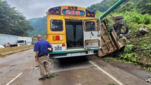 Accidente en carretera Los Chorros: un camión perdió el control y chocó contra un autobús