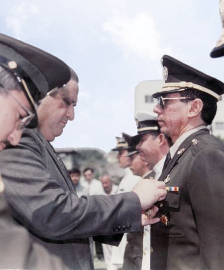El general retirado Soto Hernández junto al ex presidente de El Salvador Armando Calderón Sol. Foto / Cortesía del autor 
