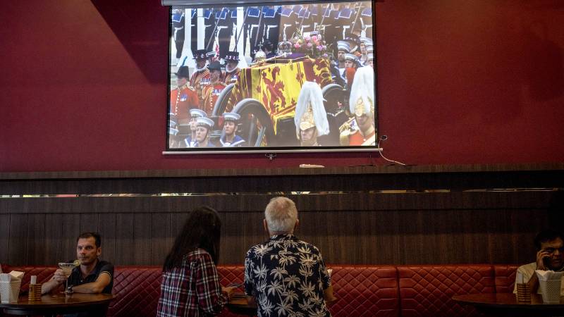 El minuto a minuto de los funerales de la reina Isabel II fueron emitidos por los canales británicos y en pantallas gigantes. Foto/AFP