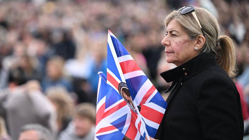Muchos de los ciudadanos que vieron pasar el cortejo real en Londres, mostraron respeto y admiración por Isabel II. Foto/AFP