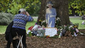 Estas son las curiosas ofrendas que los británicos llevaron a la fallecida reina Isabel II