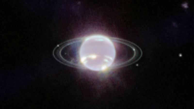 Esta imagen obtenida de la NASA el 21 de septiembre de 2022 y tomada por el Telescopio Espacial James Webb de NASA/ESA/CSA muestra los anillos de Neptuno y una serie de puntos brillantes en el hemisferio sur del planeta que representan hielo de metano a gran altitud. Foto: Instituto de Ciencias del Telescopio Espacial / ESA/WEBB / AFP