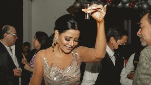 Verónica Guerrero y su esposo demuestran que son "el alma de las fiestas"