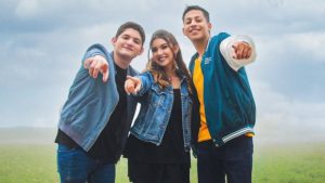Conoce a los jóvenes cantantes detrás del himno Teletón 2022