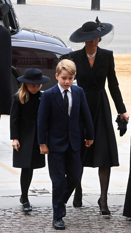 Los dos príncipes ingresan a la abadía junto a su madre Catherine. Foto/AFP