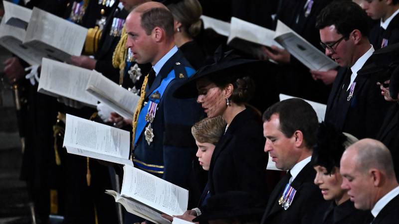 Príncipe Jorge con sus padres durante el rito religioso en memoria de su bisabuela Isabel II, en la Abadía de Westminster. Foto/AFP