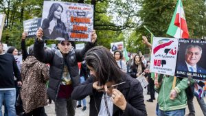 Al menos 17 muertos y bloqueo a las redes sociales en Irán tras una semana de protestas