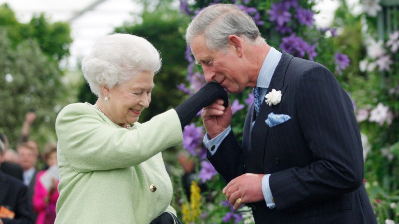 Reina Isabel II junto a su hijo el príncipe Carlos, ahora nuevo rey de Inglaterra