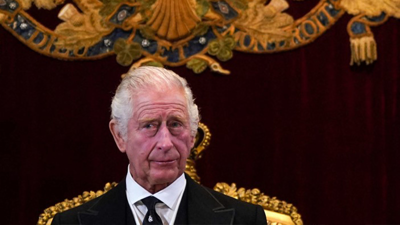 El rey Carlos III de Gran Bretaña habla durante una reunión del Consejo de Adhesión en el Salón del Trono dentro del Palacio de St James en Londres.