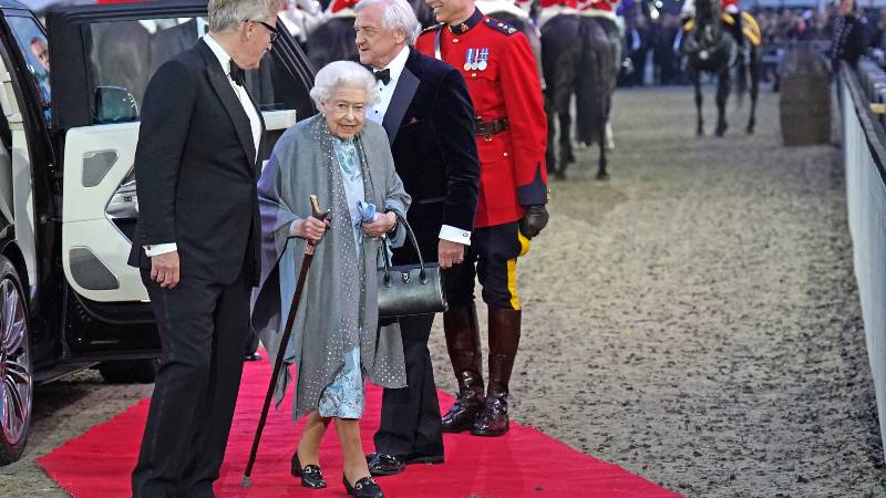 Desde hace un tiempo, la monarca británica luce encorvada y nunca deja su bastión. Foto: Archivo/AFP