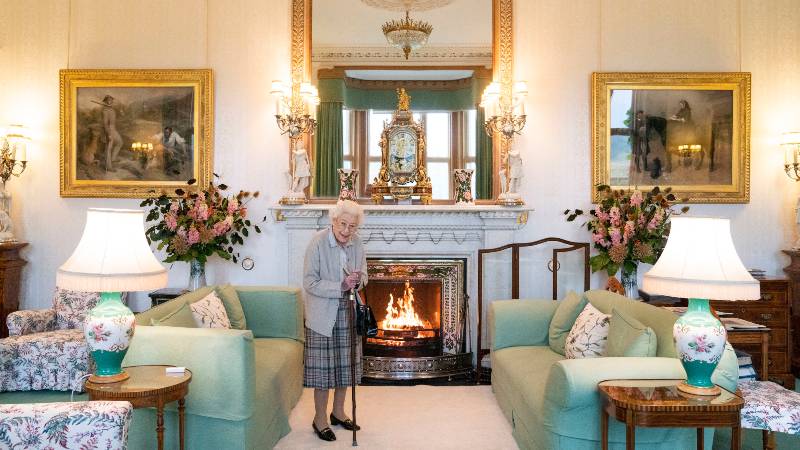 En esta foto de archivo tomada el 6 de septiembre de 2022, la reina Isabel II espera para reunirse con el nuevo líder del Partido Conservador y el primer ministro electo de Gran Bretaña en el castillo de Balmoral en Ballater, Escocia. Foto: AFP
