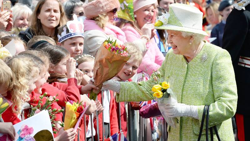 Pese a todos los escándalos y polémicas de su reinado, Isabel II goza del cariño y respeto de los británicos. Foto/AFP
