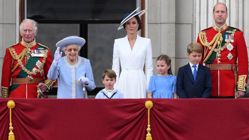 La reina entre los dos herederos a la corona, Carlos (i) y William (d), la duquesa de Cambridge y sus bisnietos. Foto/AFP