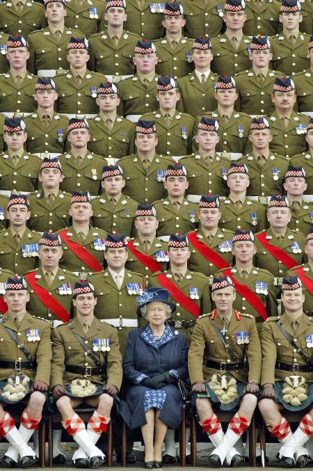 La reina Isabel II de Gran Bretaña posa para una foto con miembros del 1er Batallón de Argyll and Sutherland Highlanders en Howe Barracks en Canterbury, Inglaterra, el 9 de noviembre de 2004.
Foto Michael DUNLEA / PISCINA / AFP