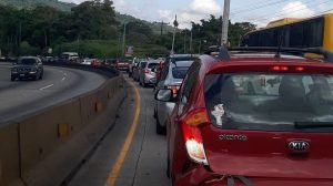 Tráfico vehicular en carretera Los Chorros