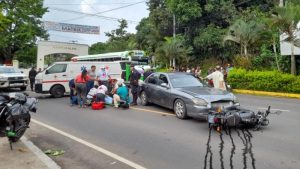 Imprudencia provoca dos lesionados en accidente en Nahuizalco