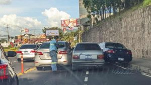 Imprudencia al volante provoca triple accidente sobre bulevar Los Próceres