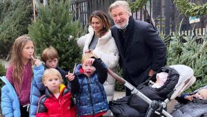 En medio de la controversia Alec Baldwin da la bienvenida a su séptimo hijo