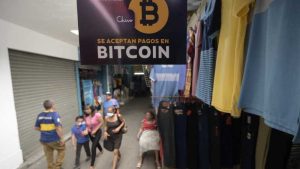El FMI pide a El Salvador que aborde "los riesgos del bitcóin"