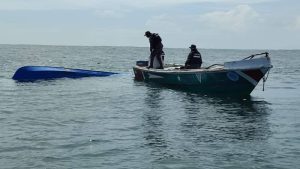 Fuerza Naval busca a ocupantes de lancha volcada en playa Los Cóbanos