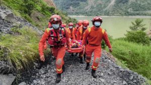 Rescatistas buscan supervivientes del sismo en China que dejó al menos 66 muertos