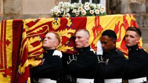 Cortejo fúnebre de la reina Isabel II llegó al Palacio Westminster