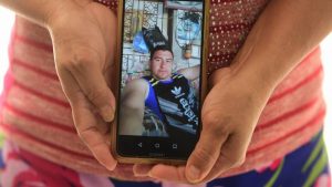 Familia extorsionada por las pandillas y castigada por el Gobierno