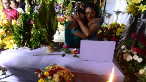Restos de la familia Melara Hernández son despedidos; murieron soterrados en Huizúcar